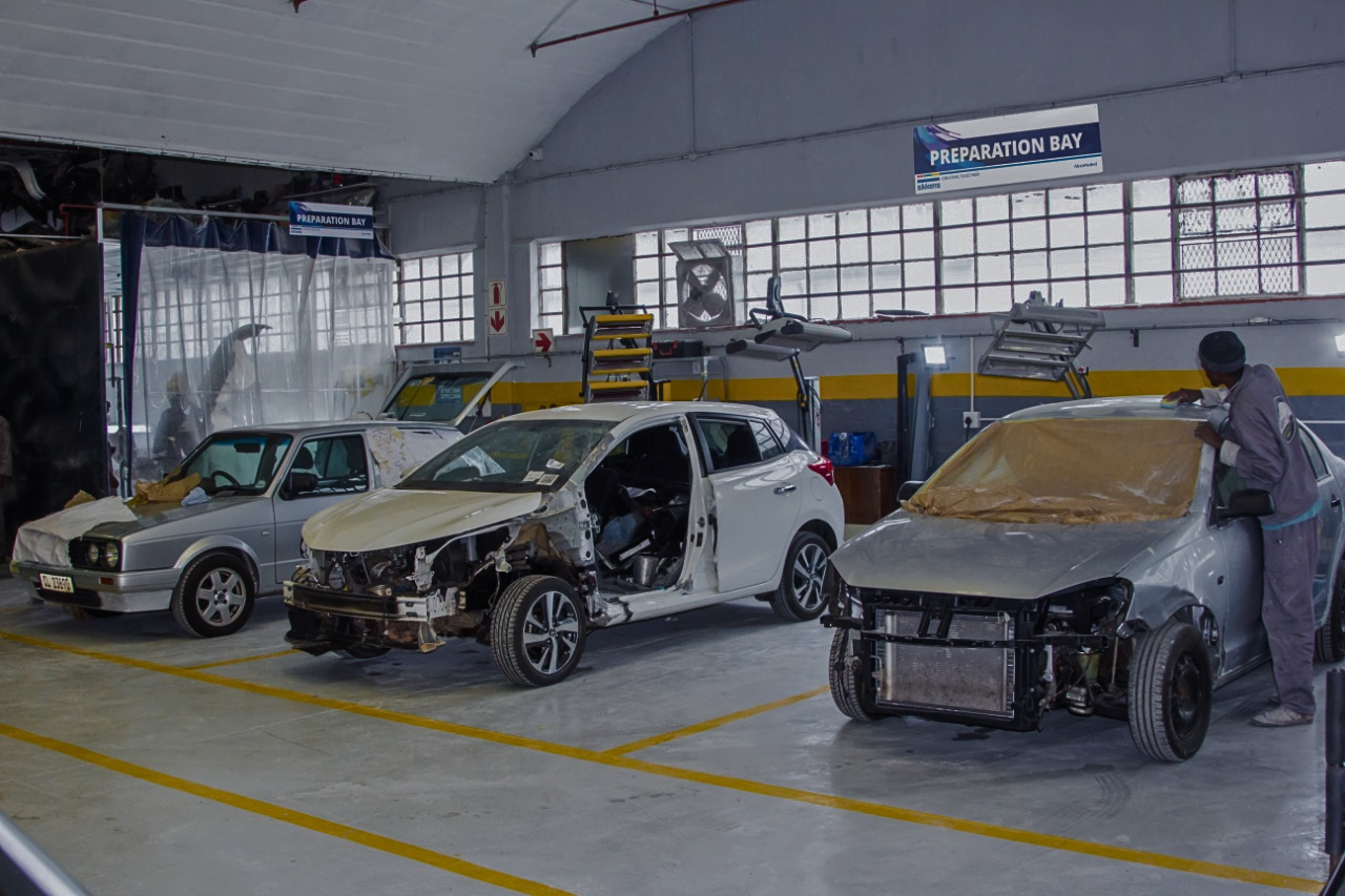 Autobody Tronix preparation bay with cars being repaired